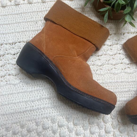 CROCS 11554 Woman 10 Fold Over Ankle Boot Suede Leather Tan Winter Buckle Boho - Picture 7 of 16